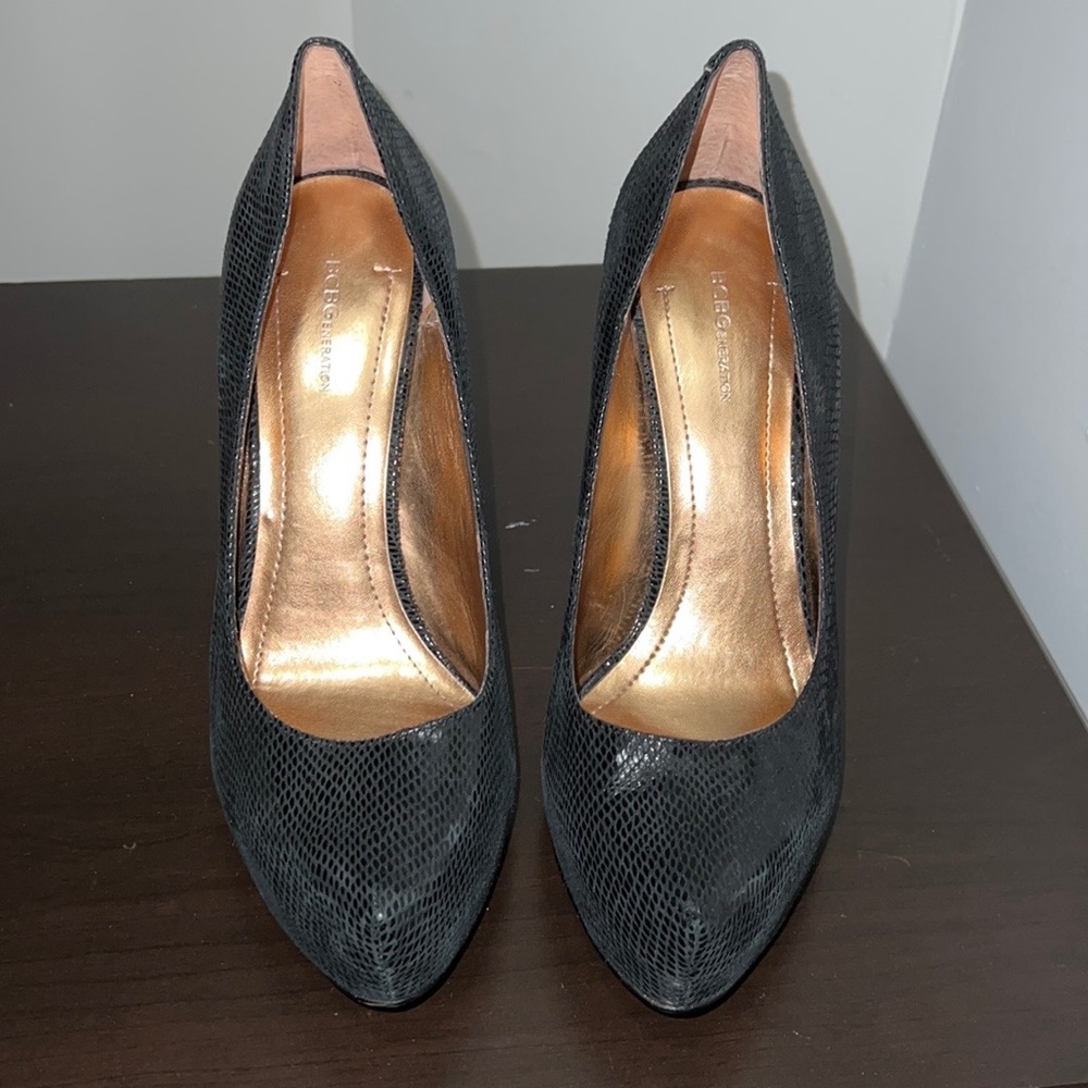 Black Lizard BCBG high heel pumps